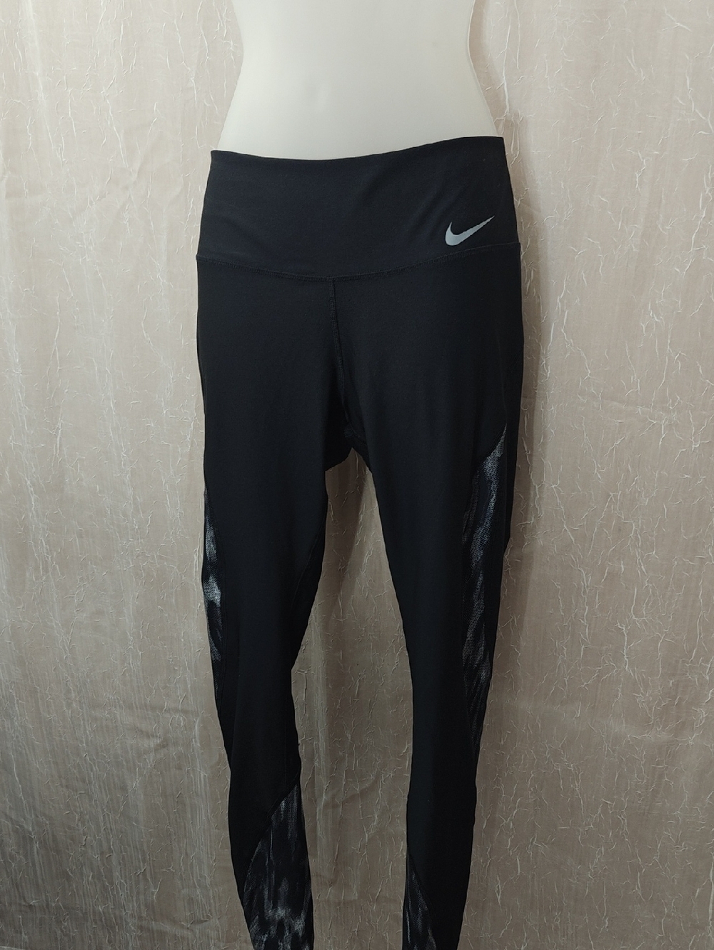 Nike Black Women's High-Rise Training Leggings with Subtle Pattern